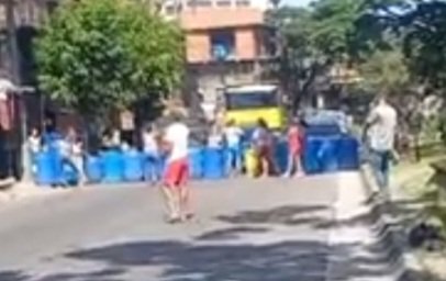 Petare_whatsapp's tweet image. #Reportajes● 31Agos2023a las  10:35 reportan #Tranca en el #BarrioPititu por falta de #Agua vecinos esperan que los #Cisternas cumplan con el operativo