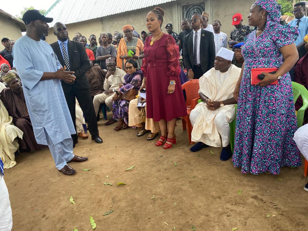 nfwp_sup's tweet image. MINISTER INSPECTS NFWP PROJECT COMMUNITY
The Honorable Minister of Women Affairs, Barr. Uju Kennedy Ohanenye today paid an impromptu visit to one of the Women Affinity Groups (WAG) of the Nigeria for Women Project in Gurara Local Government Area of Niger state. #NFWP #WAG #FMoWA