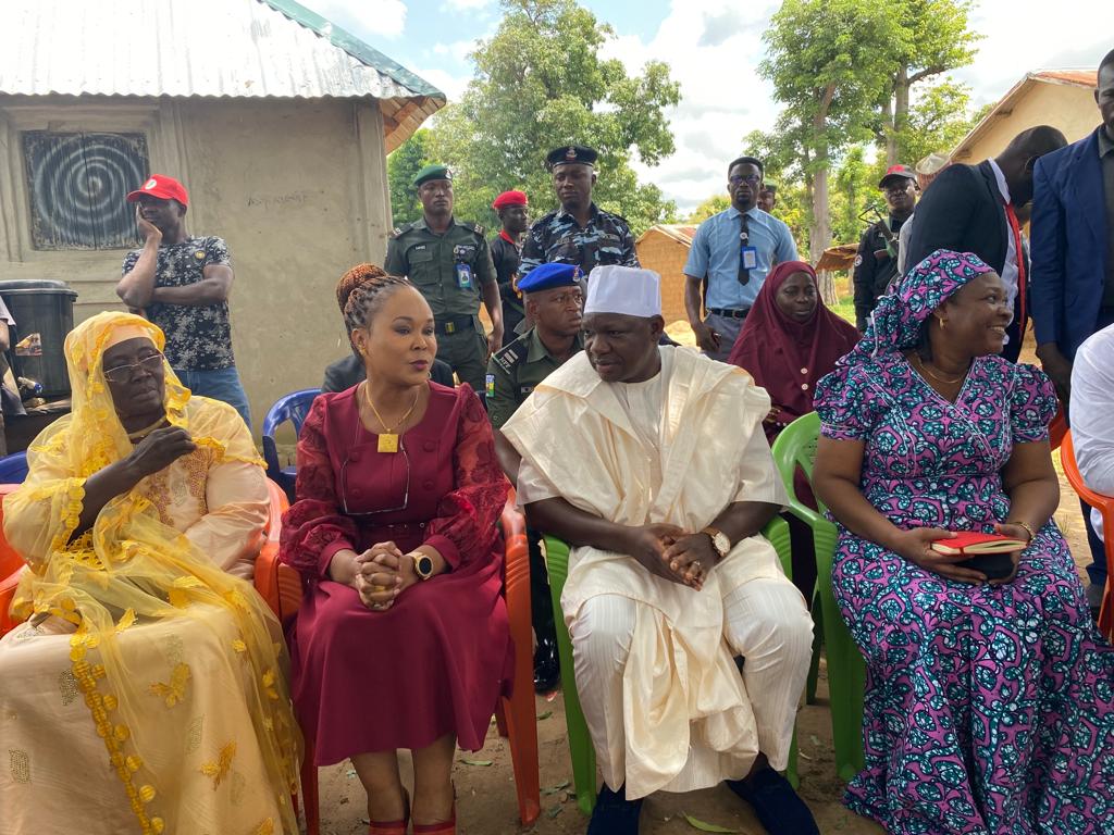 nfwp_sup's tweet image. MINISTER INSPECTS NFWP PROJECT COMMUNITY
The Honorable Minister of Women Affairs, Barr. Uju Kennedy Ohanenye today paid an impromptu visit to one of the Women Affinity Groups (WAG) of the Nigeria for Women Project in Gurara Local Government Area of Niger state. #NFWP #WAG #FMoWA