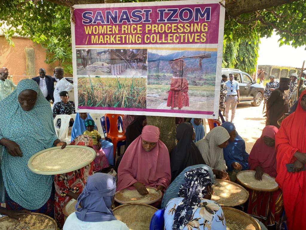 nfwp_sup's tweet image. MINISTER INSPECTS NFWP PROJECT COMMUNITY
The Honorable Minister of Women Affairs, Barr. Uju Kennedy Ohanenye today paid an impromptu visit to one of the Women Affinity Groups (WAG) of the Nigeria for Women Project in Gurara Local Government Area of Niger state. #NFWP #WAG #FMoWA
