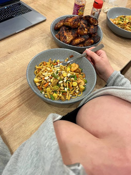 Such a good housewife  https://t.co/wczP1KRI8z https://t.co/kb9WdwcaR2