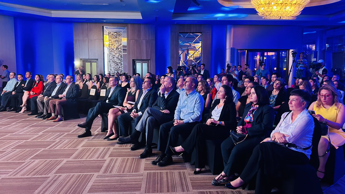 El presidente de FUNDAHRSE, <a href="/mariorfaraj/">Mario Roberto Faraj F.</a>, explicó que esta renovación "es la evolución de nuestro compromiso de continuar trabajando por un futuro sostenible, con empresas competitivas, generando oportunidades de desarrollo para el presente y el futuro de Honduras".