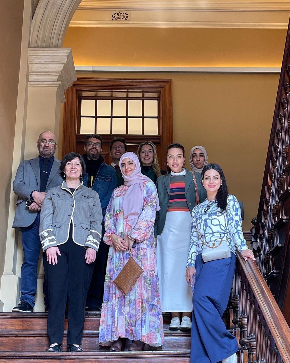 BrasiliaUAE's tweet image. Uma delegação da #Associação  Emirática da Caligrafia Árabe e Decoração Islâmica, junto com membros da Embaixada dos #EAU em Brasília, visitaram o Museu da Língua Portuguesa em São Paulo, onde a administração do museu fez uma breve apresentação sobre a importância histórica do