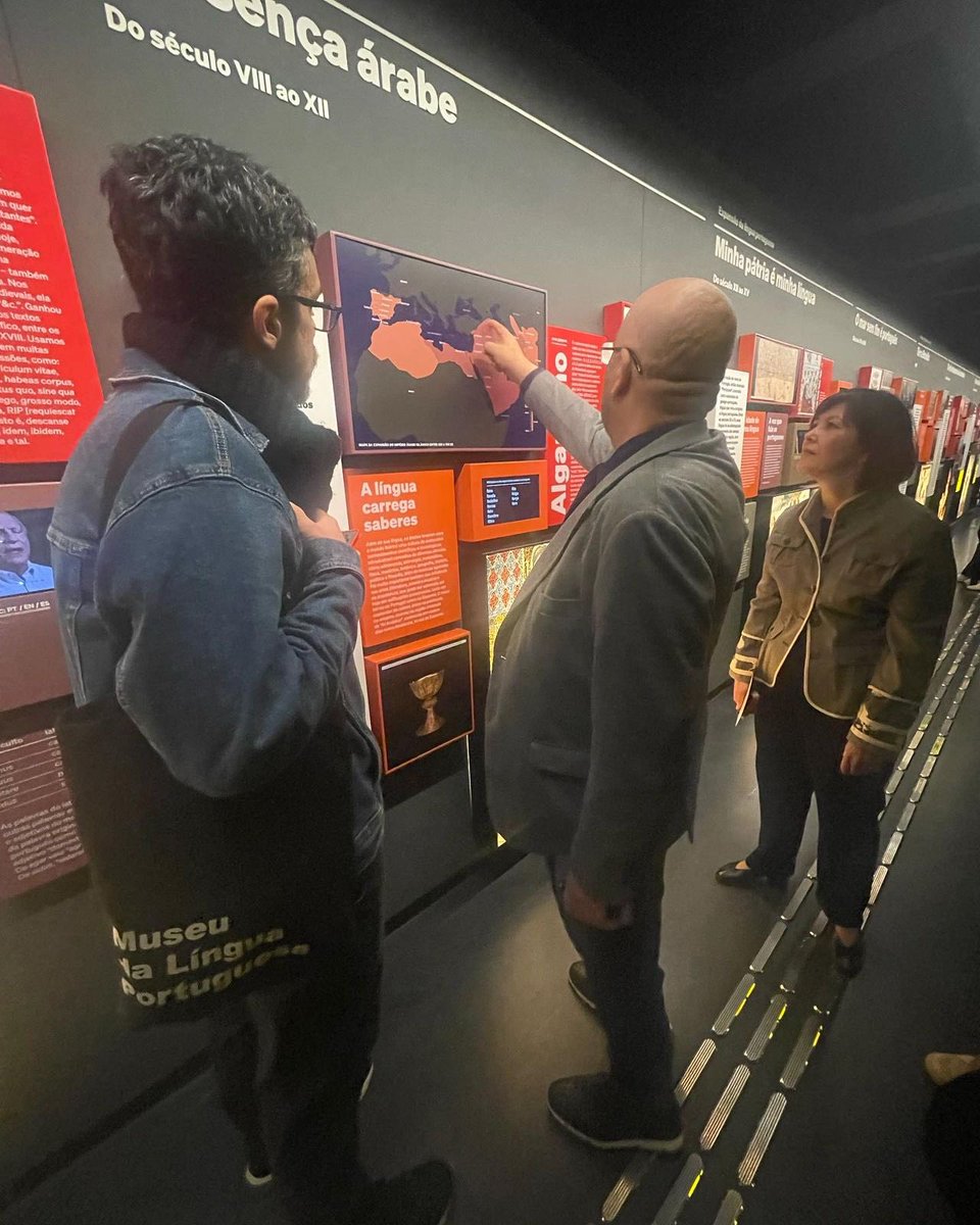 BrasiliaUAE's tweet image. Uma delegação da #Associação  Emirática da Caligrafia Árabe e Decoração Islâmica, junto com membros da Embaixada dos #EAU em Brasília, visitaram o Museu da Língua Portuguesa em São Paulo, onde a administração do museu fez uma breve apresentação sobre a importância histórica do