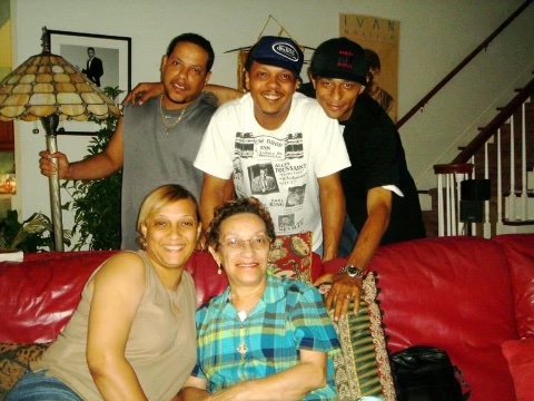 aaronneville's tweet image. Over the next few days I&apos;d like to post some photos from over the years that weren&apos;t able to be included in my memoir. This one is from 2000, my three sons Aaron, Ivan and Jason in back, in front is my daughter Ernestine and my first wife Joel Roux Neville 💜

#tellitlikeitis