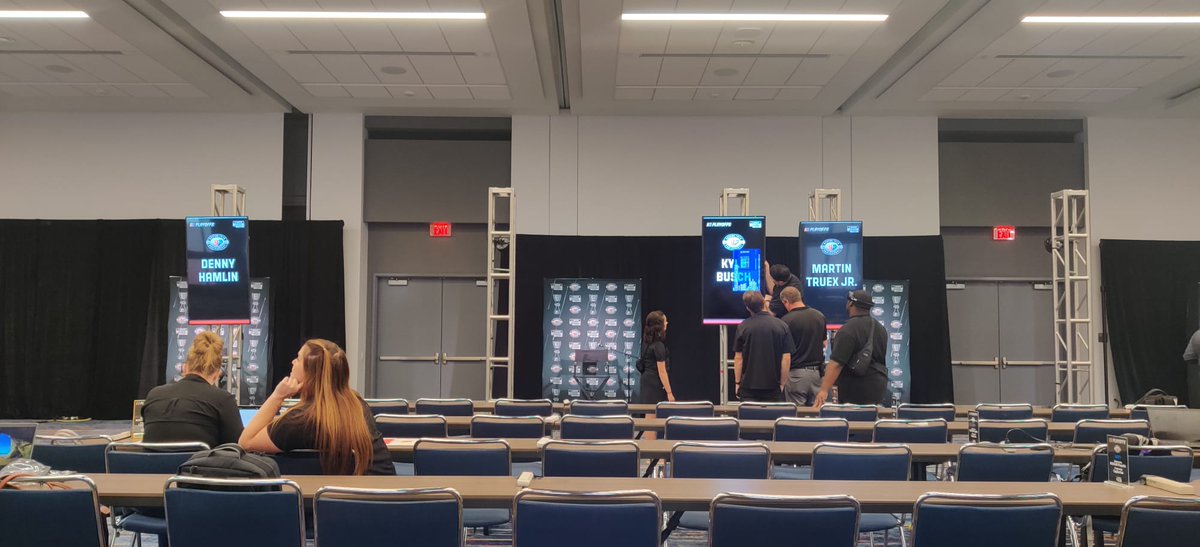 Quelque chose se prépare au Convention Center de Charlotte. L'équipe d'US RACING est sur place pour que vous ne manquiez rien... #NASCARPlayoffs #NASCAR