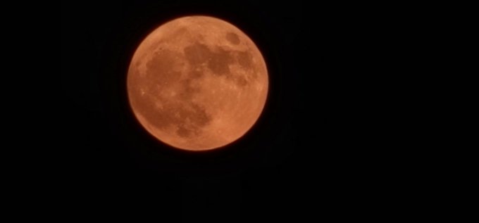 Waow the moon was rlly pretty last night,,, https://t.co/VNnEaNGYJt