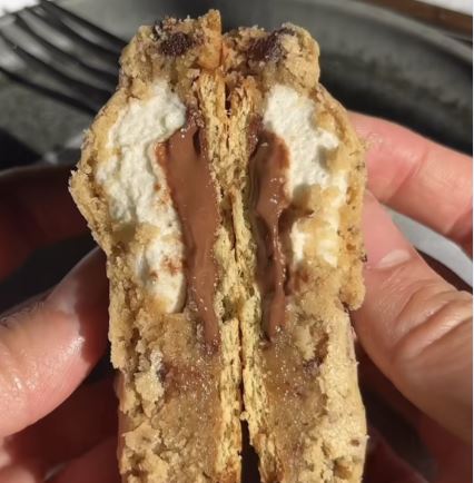 Can we please take a minute to appreciate these. WOW @eatsbyellaa they look incredible. #numberoneveganmarshmallows #bestsellingveganmarshmallows #vegan #vegansweets #whatveganseat #freefromfellowsmallows #veganmarshmallows #vegancookies #cookies #marshmallowcookies #veganbakes