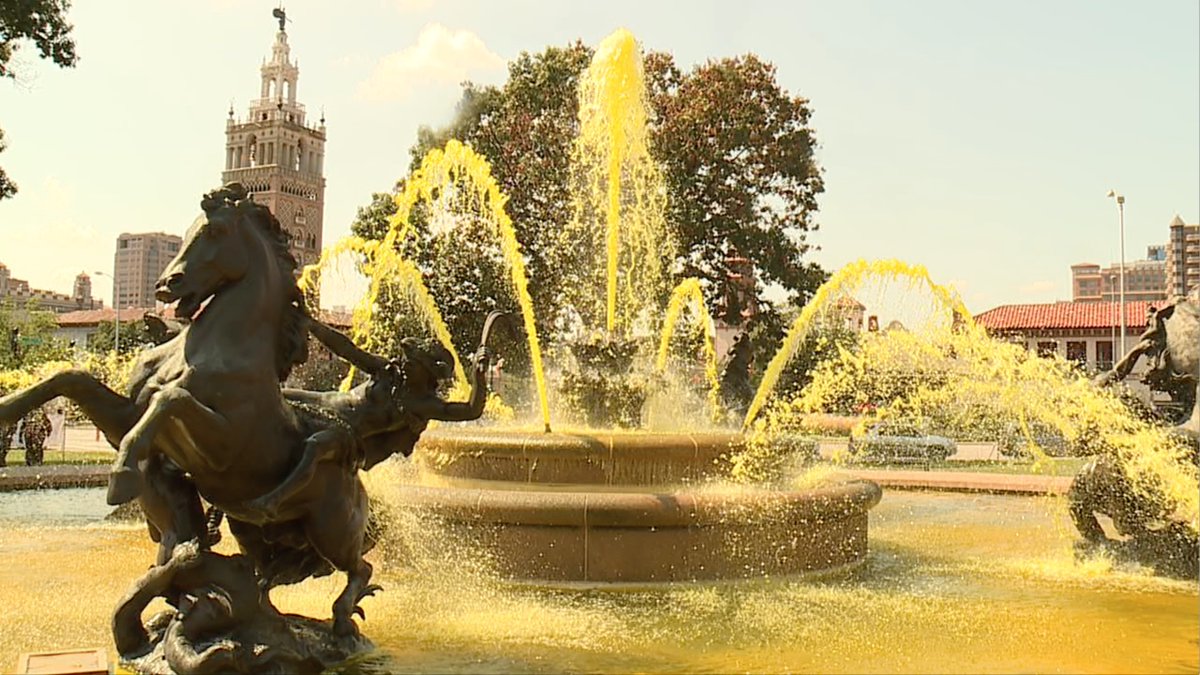 RaphaelHotelKC's tweet image. Kansas City goes gold!💛 In honor of Childhood Cancer Awareness Month in September, the Mill Creek Fountain will be dyed gold. Stop by Sept. 1-3 to show your support, and donate to the cause here: bradenshope.org #mykansascity #PlazaKC

📸: @KSHB41