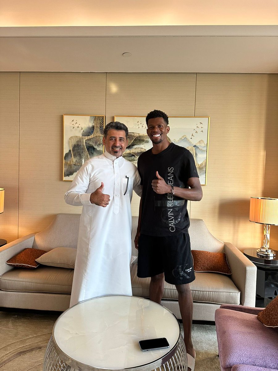 شكرا بحجم السماء للكيان الأهلاوي و جماهيره العريقة على الفترة التي قضيتها في هذا النادي الكبير و اقدم اعتذاري للجميع  على أي تقصير
و اشكر إدارة الهلال على احترافيتها في المفاوضات و الشكر موصول لوكيل أعمالي الدكتور صالح اليامي<a href="/BhSaleh/">د. صالح آل سالم اليامي</a> ومكتب <a href="/4gsport2020/">4G Sport Marketing</a> و الاستاذ سلطان دغمان