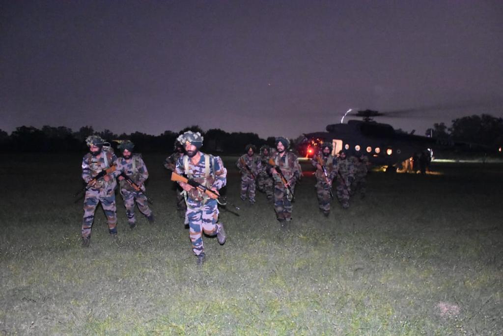 westerncomd_IA's tweet photo. #TrainTogetherFightTogether
Troops of #SIRAMANI BRIGADE #PantherDivision carried out training for #SpecialHeliborneOperations with #IAF both during day and night.
#VajraCorps
@adgpi
@prodef https://t.co/RPyq34kPlu