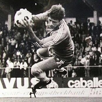 camisa___14's tweet photo. A Holanda se despediu do goleiro das duas finais perdidas.

RIP Jan Jongbloed

#Camisa14 
#Oranje 
#JanJongbloed 
#Holanda 
#Copa74 
#Copa78 https://t.co/mVwEeQNtbv