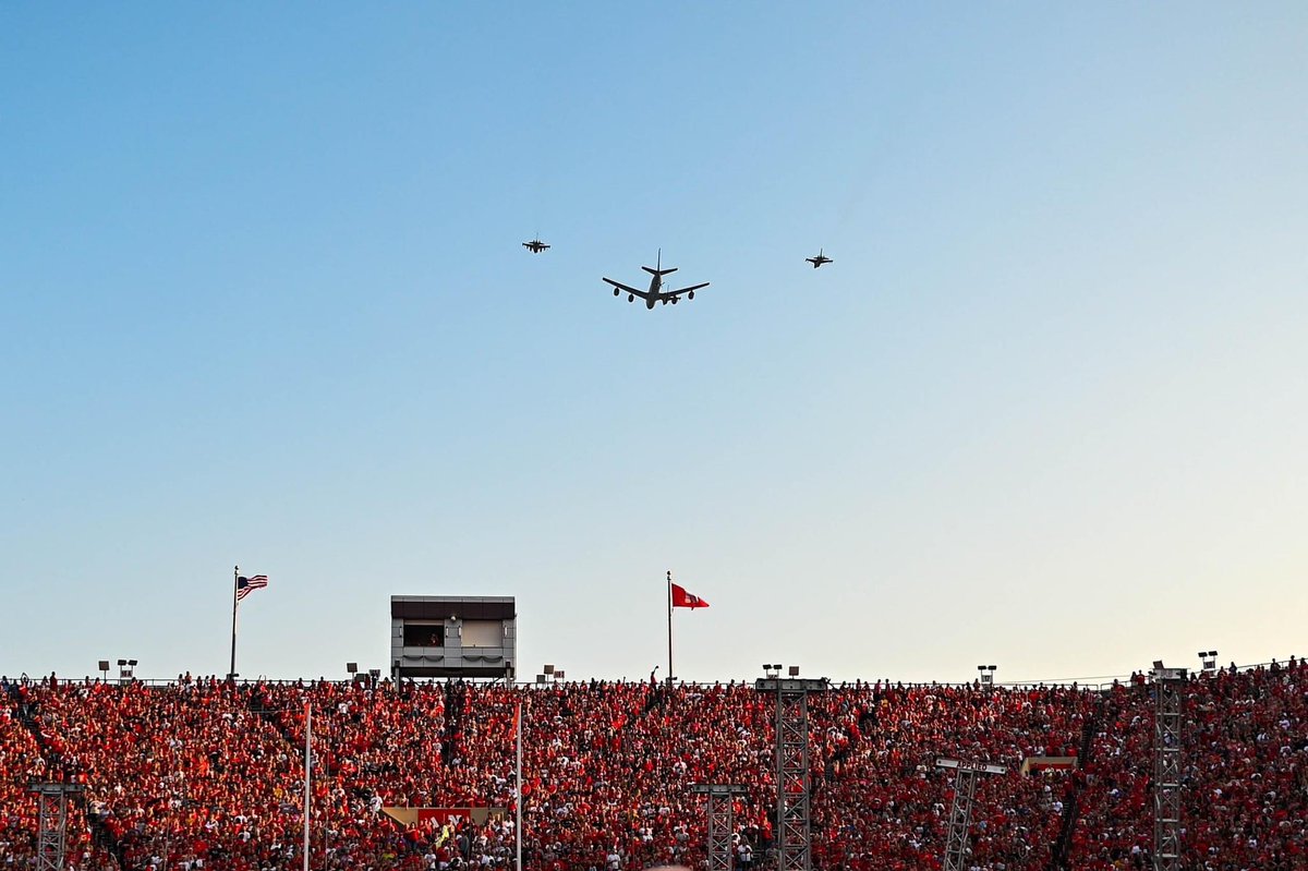 NENationalGuard's tweet photo. Still so impressed by this moment yesterday! 

Thank you to everyone who made it happen with the @155thARW KC-135 Stratotanker, the @SD_Guard F-16s from the 114th Fighter Wing , and the 92,003 @Huskers fans in attendance for Volleyball Day in Nebraska! 

#NEGuard @USNationalGuard https://t.co/bwIyeGkXBZ