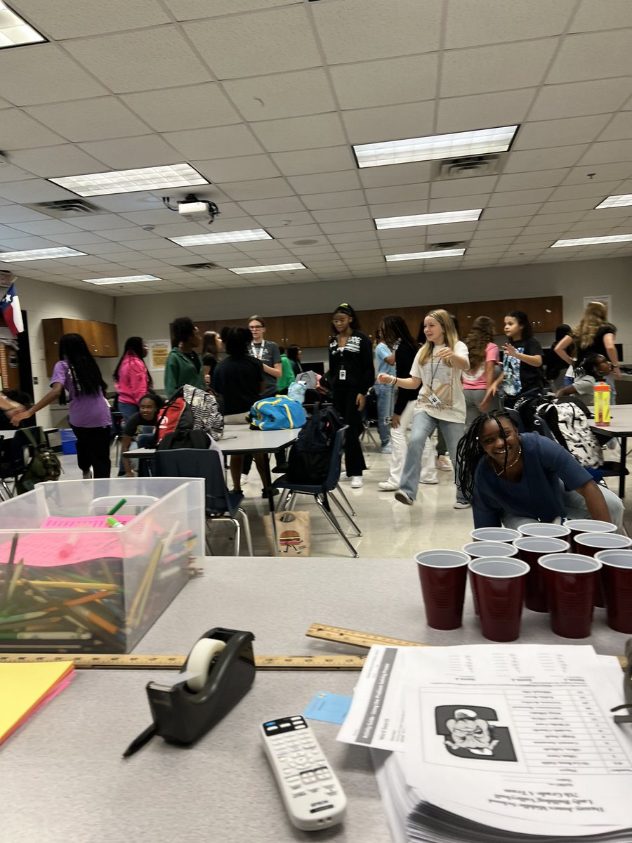 robo5656's tweet photo. @MISDathletics @DannyJonesath 7th grade volleyball #characterlesson day! Great way to learn about leadership and being an Excel level teammate. https://t.co/5KPpwCdbUB