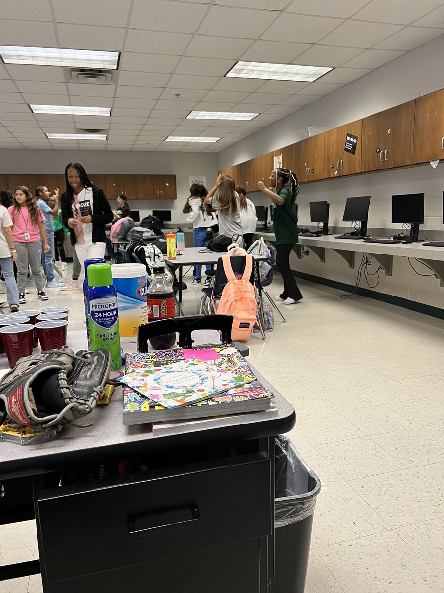 robo5656's tweet photo. @MISDathletics @DannyJonesath 7th grade volleyball #characterlesson day! Great way to learn about leadership and being an Excel level teammate. https://t.co/5KPpwCdbUB
