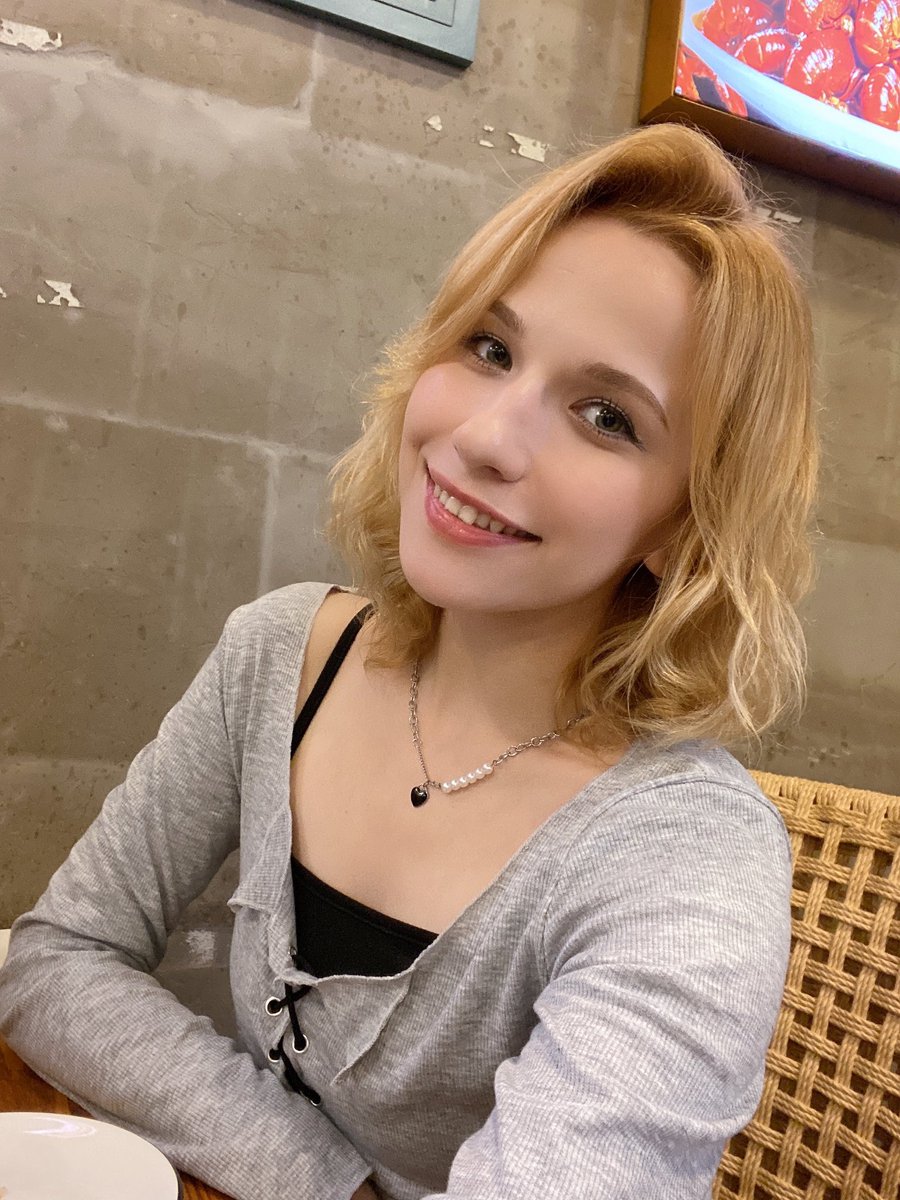 На случай если забыли как я выгляжу

Жизнь и работа меня немного помотала, шо я аж обрезала волосы, выгляжу все так же молодо и свежо вроде, но это не точно