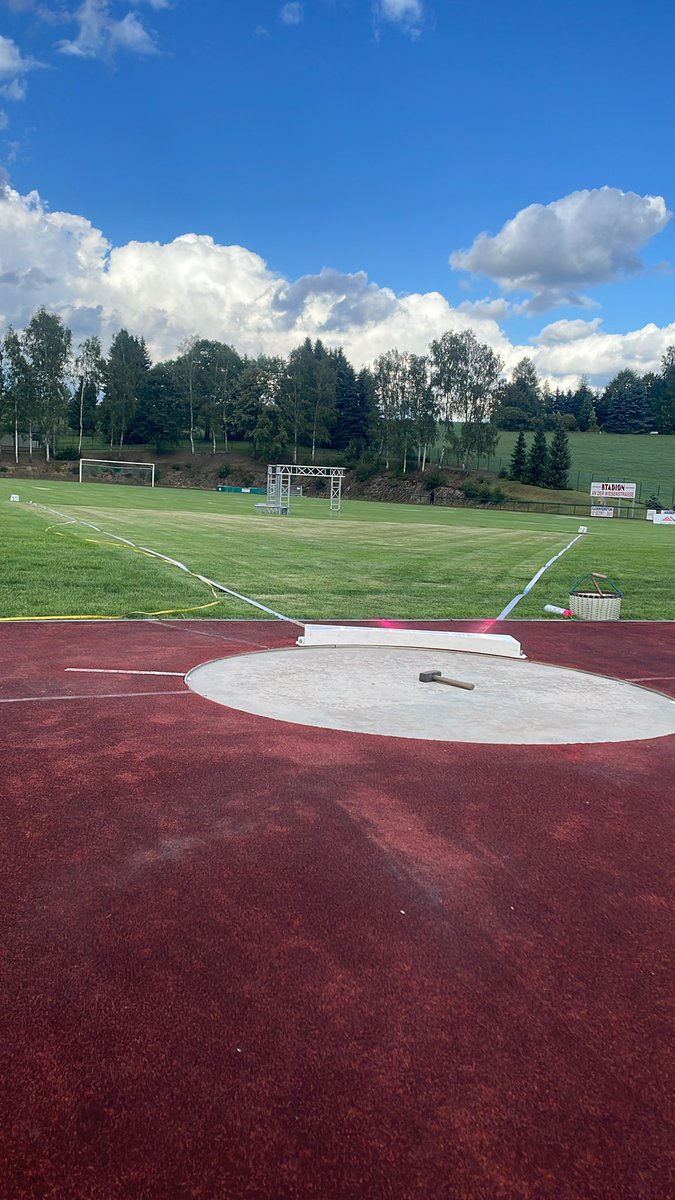 YU_Oksanen's tweet photo. Täällä on rinki suorassa ja olosuhteet sellaiset, että huomenna saattaa läsähtää 7,26 kilon rautamötikkä kauas. #yleisurheilu #thum #thumerwerfertag 🇩🇪 https://t.co/OQafJkxYJK