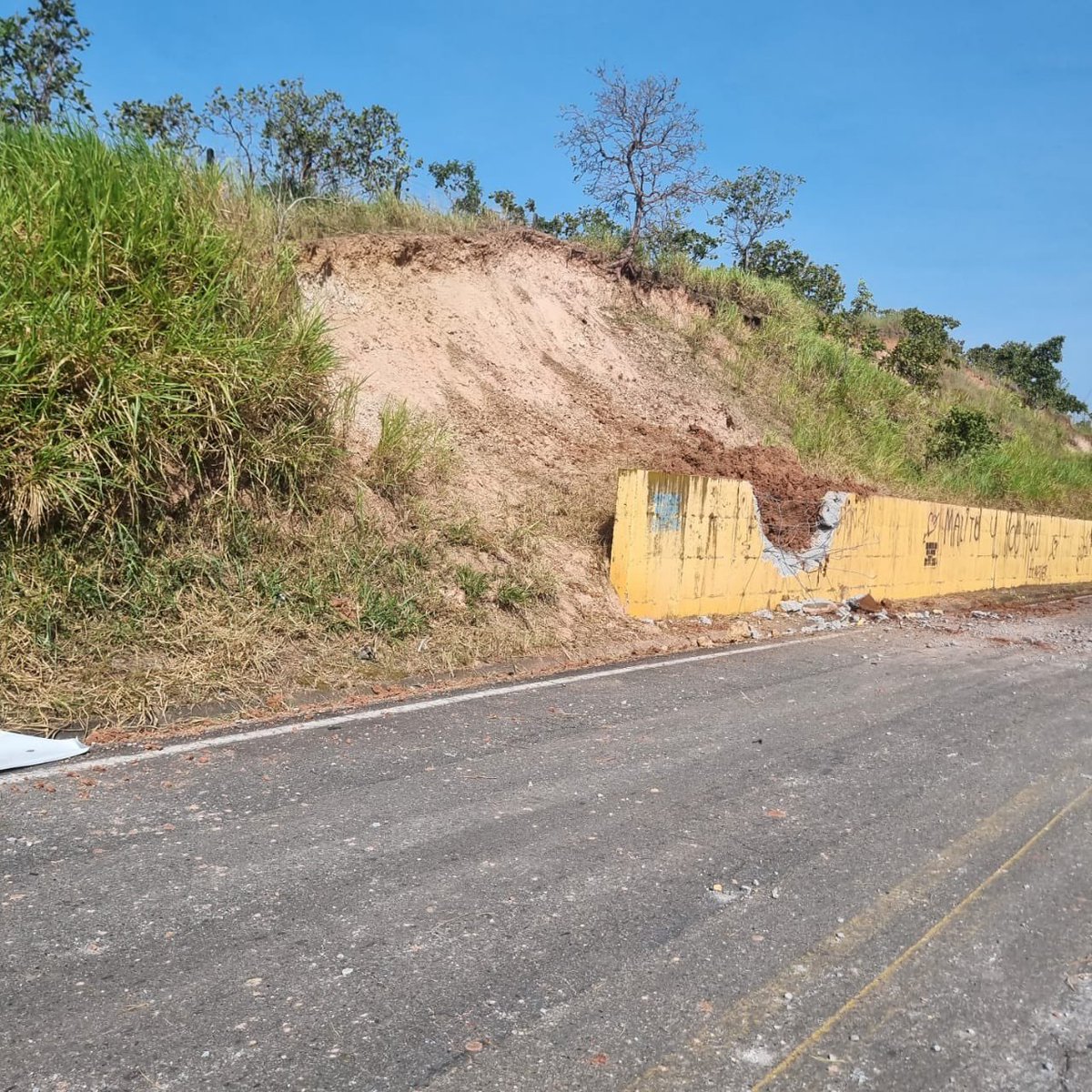 DarioVasquezS's tweet photo. #UnaBrutalidadEs no darse cuenta Presidente @petrogustavo que la guerra comienza a rodearnos otra vez. Cauca, Nariño, Antioquia... y ahora el Meta con el atentado a la patrulla de la @PoliciaColombia en Puerto Lleras, que deja un uniformado muerto, vilmente asesinado ante el silencio del gobierno nacional junto con @mindefensa. Toda nuestra solidaridad con nuestra fuerza pública y sus familiares, esto no puede seguir así, ¿Seguimos los ciudadanos en la lista de los grupos al margen de la ley?, ¿Esta es la Paz total y vivir sabroso?