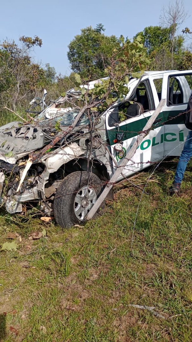 DarioVasquezS's tweet photo. #UnaBrutalidadEs no darse cuenta Presidente @petrogustavo que la guerra comienza a rodearnos otra vez. Cauca, Nariño, Antioquia... y ahora el Meta con el atentado a la patrulla de la @PoliciaColombia en Puerto Lleras, que deja un uniformado muerto, vilmente asesinado ante el silencio del gobierno nacional junto con @mindefensa. Toda nuestra solidaridad con nuestra fuerza pública y sus familiares, esto no puede seguir así, ¿Seguimos los ciudadanos en la lista de los grupos al margen de la ley?, ¿Esta es la Paz total y vivir sabroso?