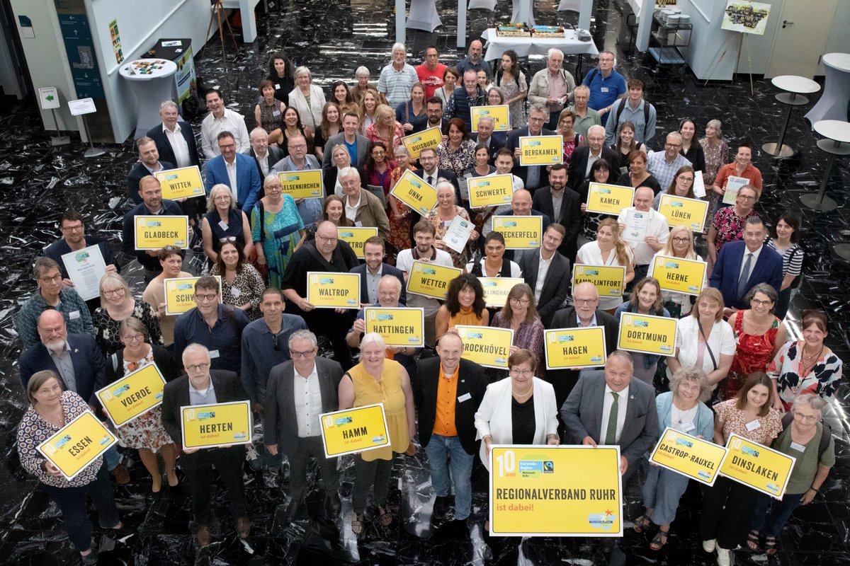 Wir sind #10Jahre Faire Metropole! 🎉 Vor zehn Jahren erhielt die Metropole Ruhr von <a href="/Fairtrade_DE/">FairtradeDeutschland</a> die Auszeichnung als #FaireMetropoleRuhr. In #Zukunft wollen wir mit einer gemeinsamen Vision das Ruhrgebiet mit dem @rvr_ruhr #gemeinsamfair gestalten 👉faire-metropole-ruhr.de/pressemeldunge…