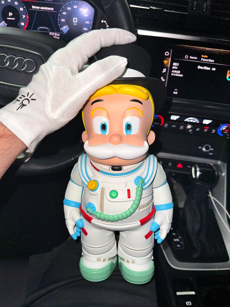 Antonio79766945's tweet photo. This art toy is out of this world!!! 🚀🔥 #alecmonopoly #arttoy @ragstorichienft  @averyandon https://t.co/edkkK2wwRt