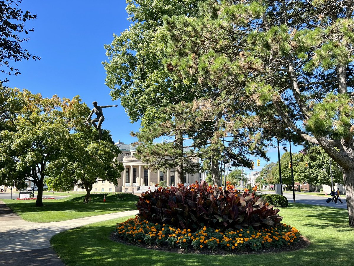 Washington Park in Downtown Sandusky is showing off today 🤩👀☀️
#TheFirelandsOfOhio 🔥 #UrbanParks