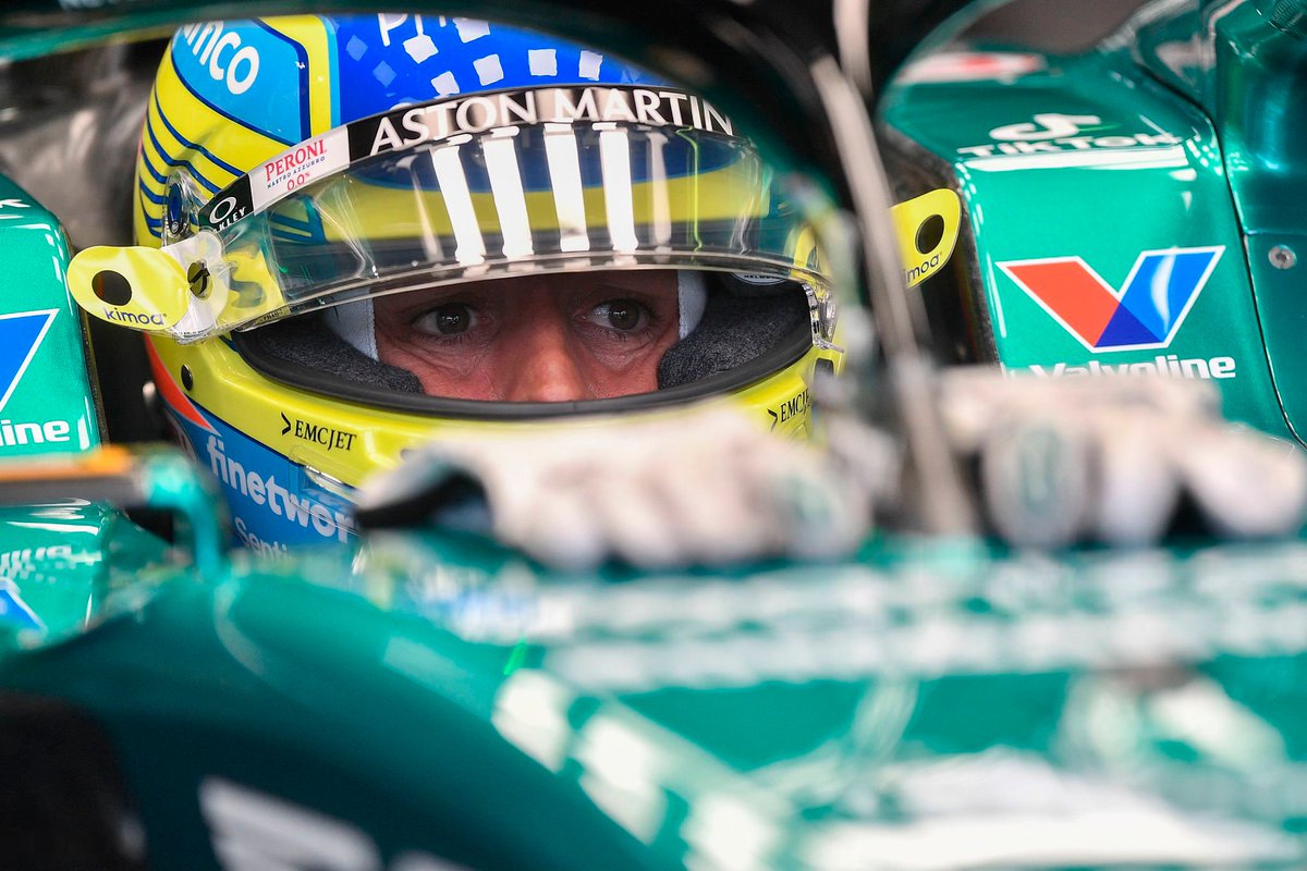 FormulaDirecta's tweet photo. 💥 ¡OJO! Fernando Alonso no quiso cambiarse el casco mojado en la bandera roja de Zandvoort por miedo a perder el podio.

👉 "Tenía un casco súper mojado de las primeras 60 vueltas, de la lluvia, el sudor y todo eso. Y tenía otro casco nuevo ya listo para la resalida".

👉 "Y cogí el nuevo para ponérmelo y dije: 'no'. Hoy tiene que ser este casco porque de momento fue todo bien y si me pongo el nuevo ahora, igual me sale algo mal".

[@mundodeportivo]

#F1 #ItalianGP 🇮🇹