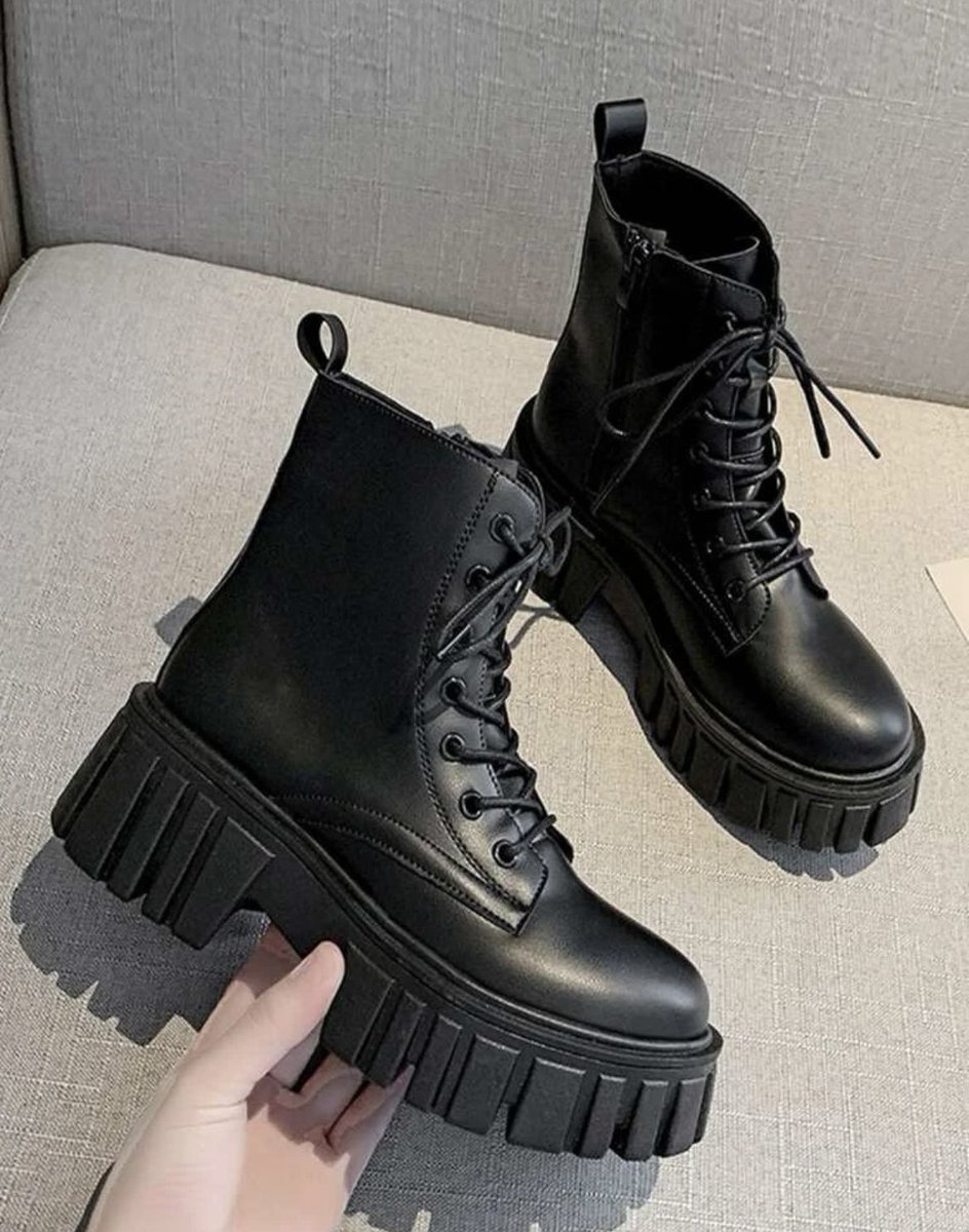 El sumiso que me pague estas botas para mis sesiones le paso unos regalitos por privado 🐽🐽