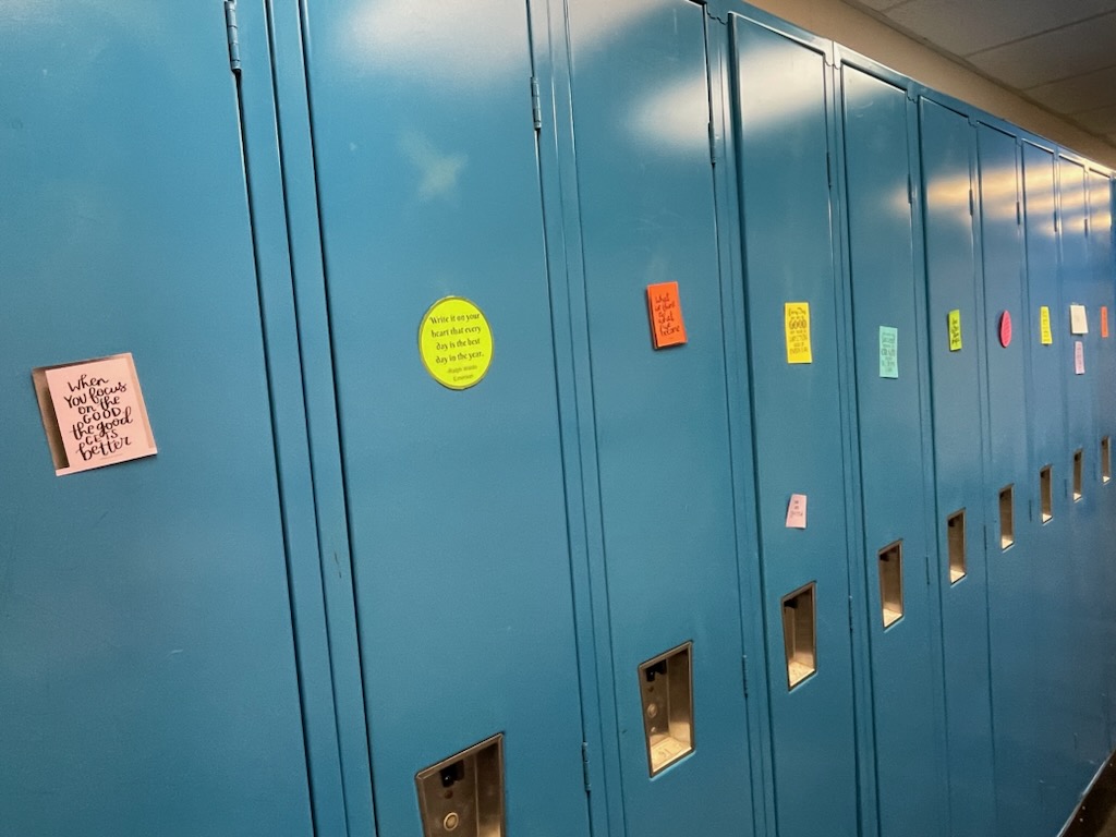 MilfordEagles's tweet photo. Inspiring #Milfordsoar Eagles sprinkled kindness like confetti with words of inspiration as our school year is well underway! #BeKind #GoMakeADifference #BetheChange https://t.co/YzQgZMymyc