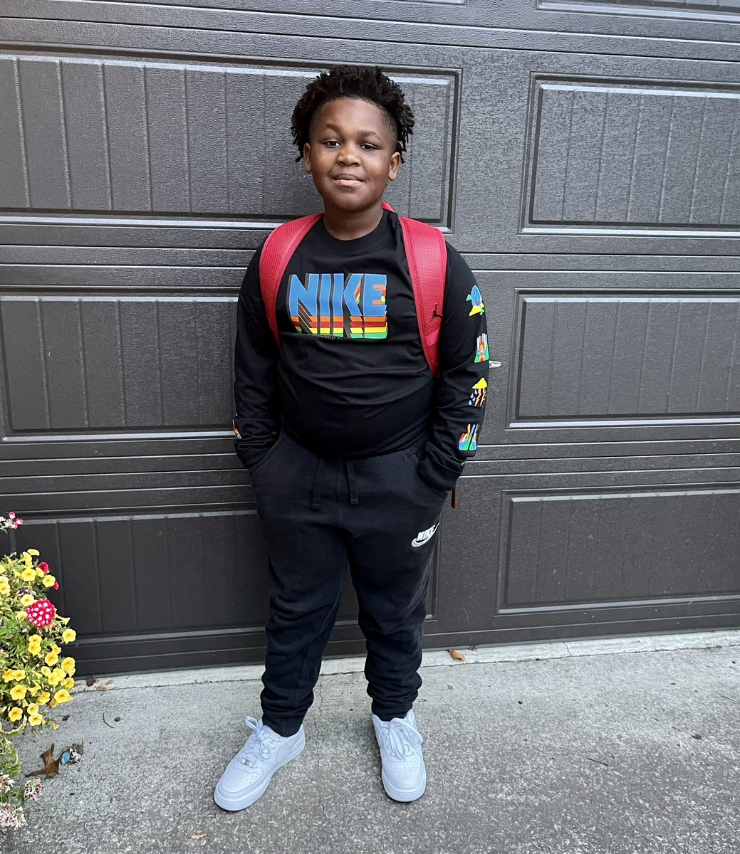 moemoealexander's tweet image. I officially have a middle schooler! Take all that’s yours baby! #DeviDev