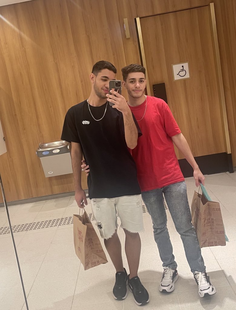 AnthonyGabrieI's tweet photo. amo tanto meu namorado, te amo, amor https://t.co/DY6khAaaqa