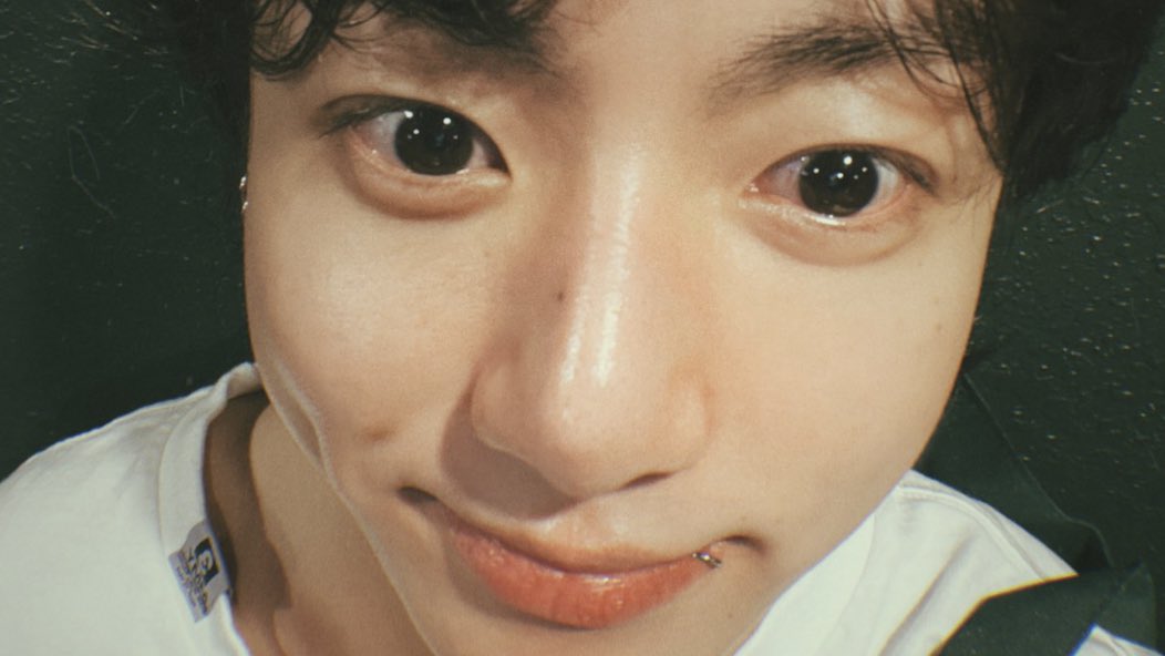 Benim güzel bebeğim seni ne kadar sevdiğimi kelimelerle anlatmam imkansız. İyi ki doğdun, iyi ki varsın. Yıldız taşıyan bambi gözlerinle hayatıma ışık olduğun için teşekkür ederim. Bu yaşında da parlamaya devam ettiğin, kendini bulduğun bi yıl diliyorum. Seni çok seviyorum