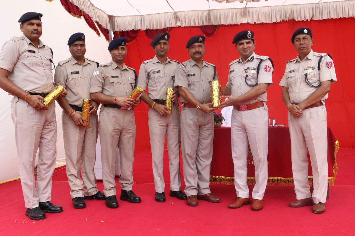 25BnSSB_INDIA's tweet image. 25 वी वाहिनी घिटोरनी मे राष्ट्रीय खेल दिवस के अवसर पर वालीबॉल और रस्सा-कस्सी का आयोजन किया गया जिसमे विजेता और उपविजेता टीम को आज पुरस्कार  दिया एव उनके उज्ज्वल भविष्य की कामना की #NationalSportsDay #SportsForUnity&quot;