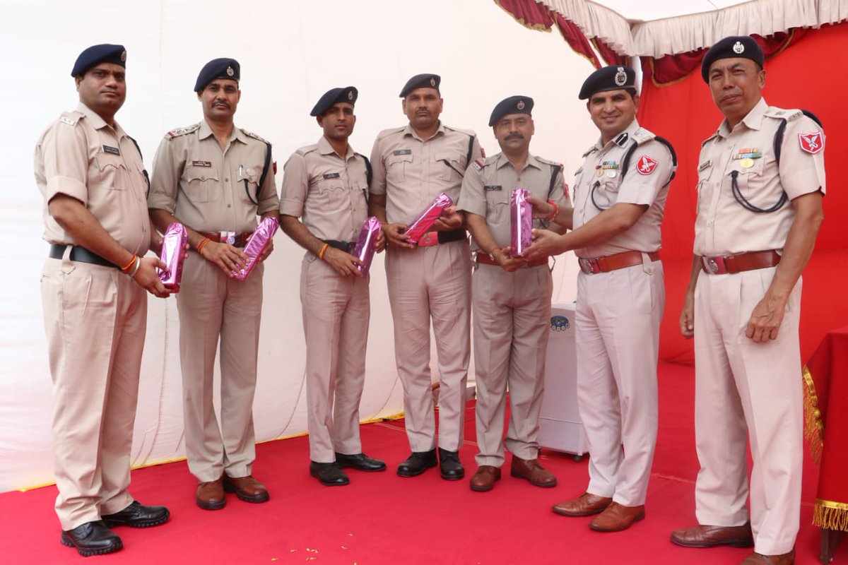 25BnSSB_INDIA's tweet image. 25 वी वाहिनी घिटोरनी मे राष्ट्रीय खेल दिवस के अवसर पर वालीबॉल और रस्सा-कस्सी का आयोजन किया गया जिसमे विजेता और उपविजेता टीम को आज पुरस्कार  दिया एव उनके उज्ज्वल भविष्य की कामना की #NationalSportsDay #SportsForUnity&quot;