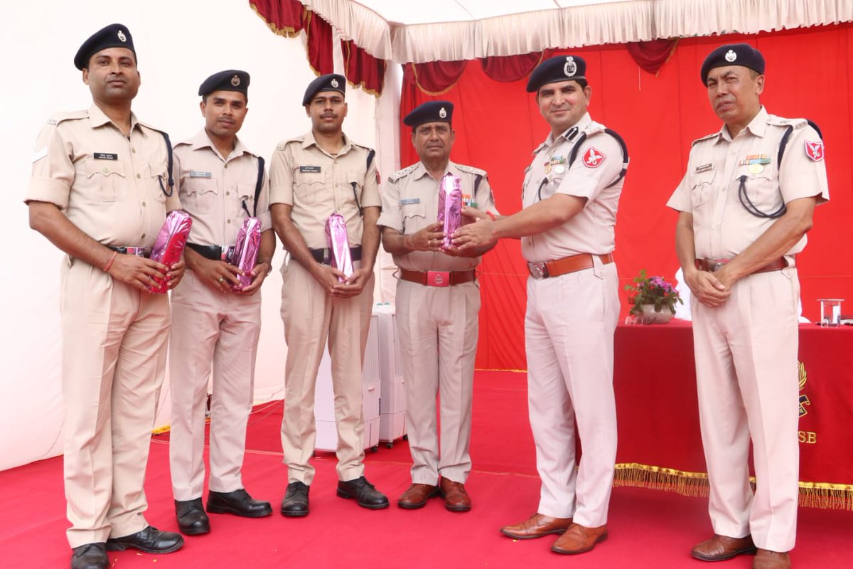 25BnSSB_INDIA's tweet image. 25 वी वाहिनी घिटोरनी मे राष्ट्रीय खेल दिवस के अवसर पर वालीबॉल और रस्सा-कस्सी का आयोजन किया गया जिसमे विजेता और उपविजेता टीम को आज पुरस्कार  दिया एव उनके उज्ज्वल भविष्य की कामना की #NationalSportsDay #SportsForUnity&quot;