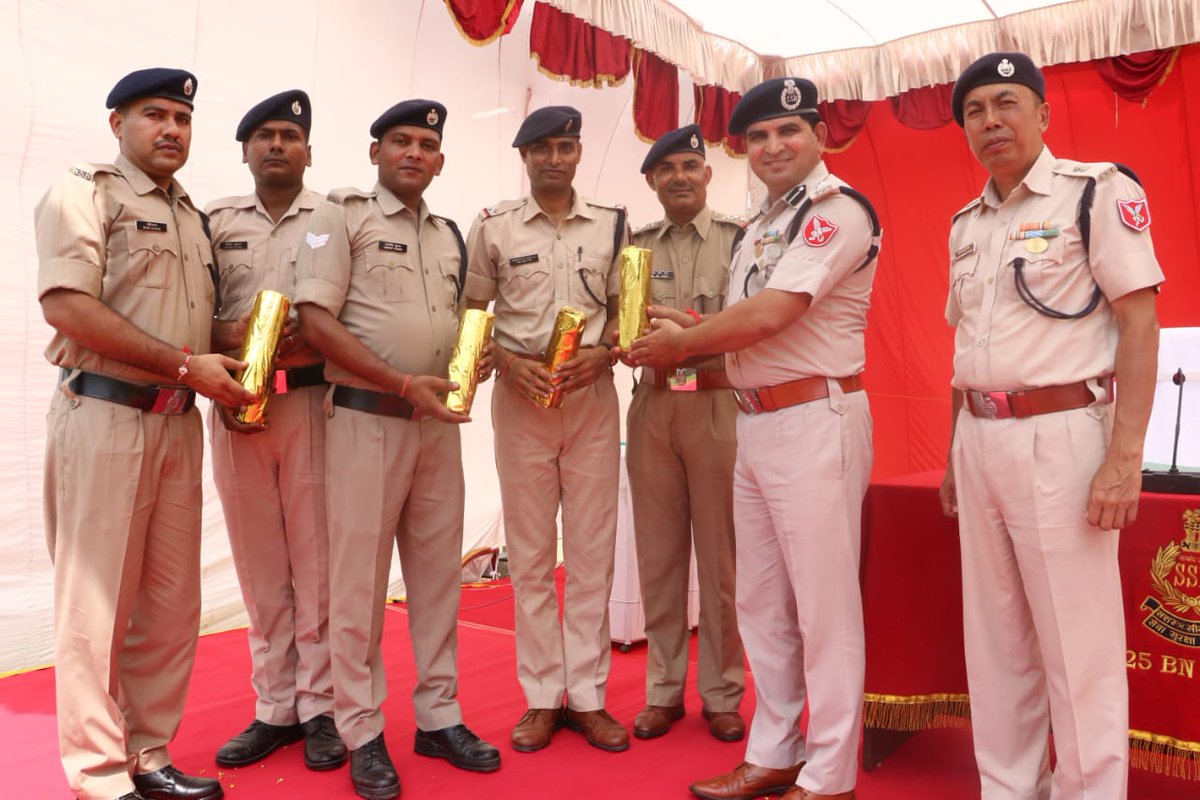 25BnSSB_INDIA's tweet image. 25 वी वाहिनी घिटोरनी मे राष्ट्रीय खेल दिवस के अवसर पर वालीबॉल और रस्सा-कस्सी का आयोजन किया गया जिसमे विजेता और उपविजेता टीम को आज पुरस्कार  दिया एव उनके उज्ज्वल भविष्य की कामना की #NationalSportsDay #SportsForUnity&quot;