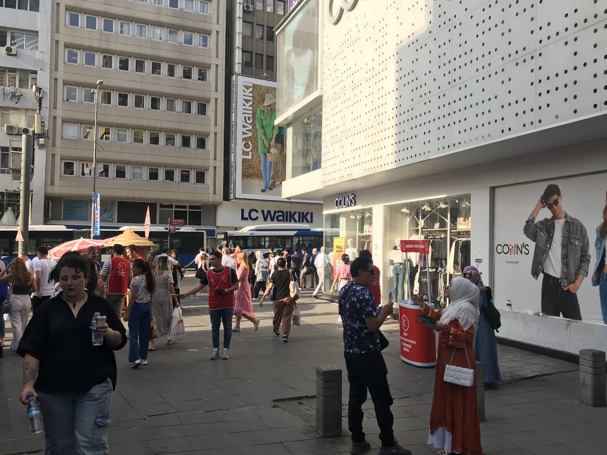 BTPAnkaraGenc's tweet photo. “Bağımsız Türkiye” fırtınası bugün Kızılay Meydanında esti. Ankara Gençlik Kolları olarak yoğun ilgi gösteren halkımıza teşekkür ederiz.

Bu ülkeyi Genel Başkanımız @huseyinbas_BTP ile bizler kurtaracağız! 

#varbihayalimiz #gençlerhalleder https://t.co/nis1DHpCbG