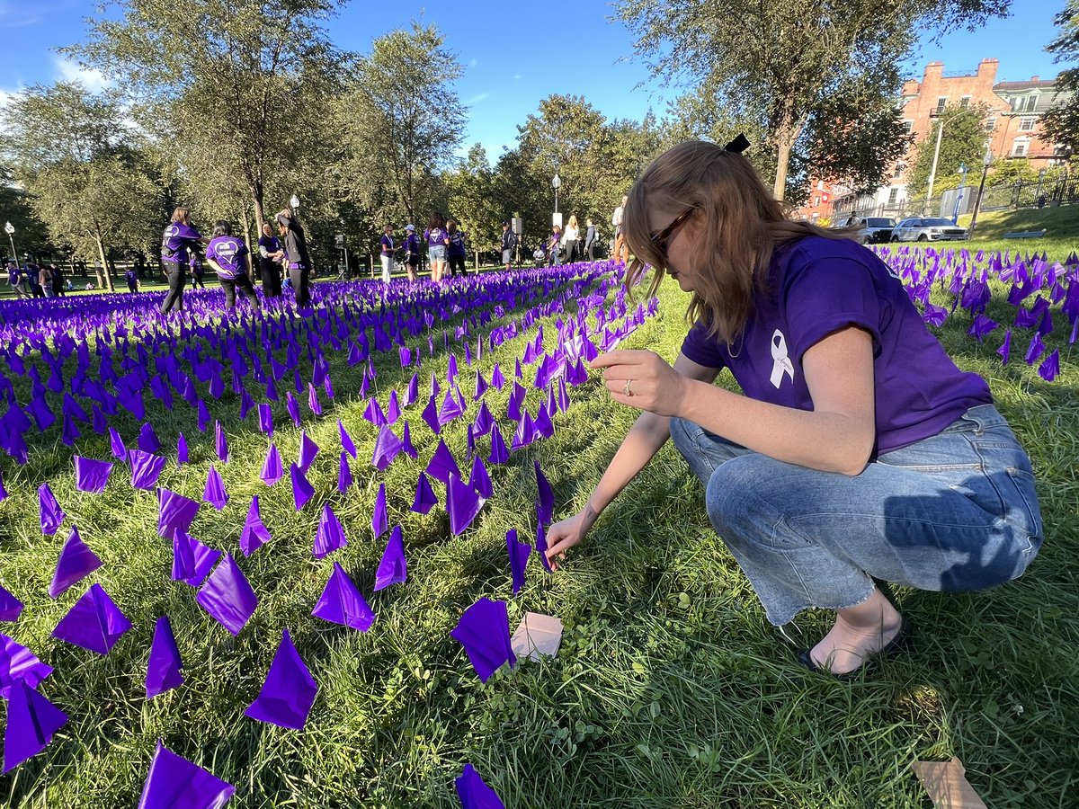 RIZEMass's tweet photo. This #OverdoseAwarenessDay, we plant 22,000+ flags to remember the lives lost in MA to overdose in the last 10 years. Thank you @MassDPH, @ORSBoston &amp; @The_BMC for organizing this effort to demonstrate the impact of the overdose crisis on families across our state #EndOverdose https://t.co/opBrAORfQU