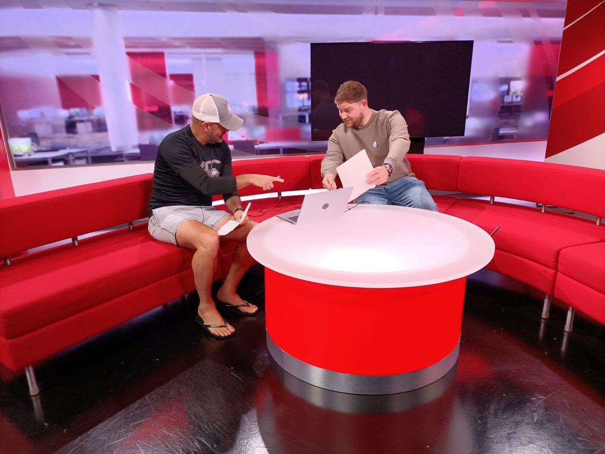 Me and <a href="/Plug_of_Shire/">Jonny Golder</a> doing our best <a href="/alexlovelltv/">Alex Lovell</a> impression at <a href="/BBCBristol/">BBC Bristol</a> earlier today. 📰 💻 

Listen to us chatting to <a href="/ChrisArnoldInc/">Chris Arnold</a> tonight on <a href="/BBCRB/">BBC Radio Bristol</a> about the show at <a href="/HallPublic/">Shirehampton Public Hall Community Association</a> for the Illuminations Christmas lights campaign! 🎄 #shireilluminations