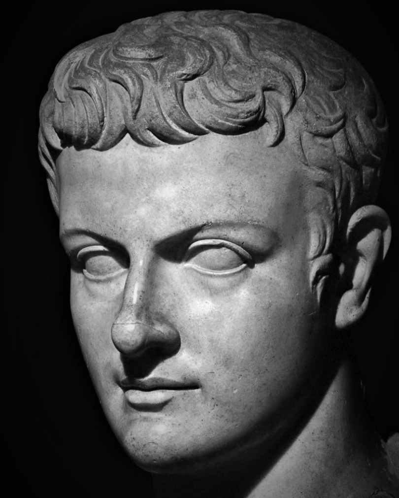 TrimontiumTrust's tweet image. It's a big day for #controversial Emperors as we wish happy birthday to Emperors #Caligula and #Commodus! Born AD 12 &amp;amp; AD 161 respectively, neither emperor was especially popular with their people. Both styled themselves as gods, with Commodus seeing himself as Hercules.