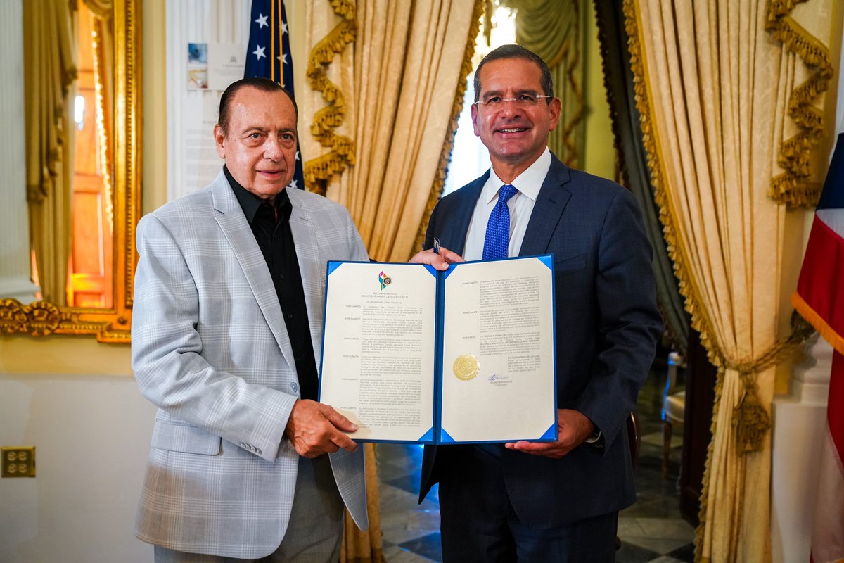 En conmemoración de los 50 años de Clamor a Dios, le otorgué un