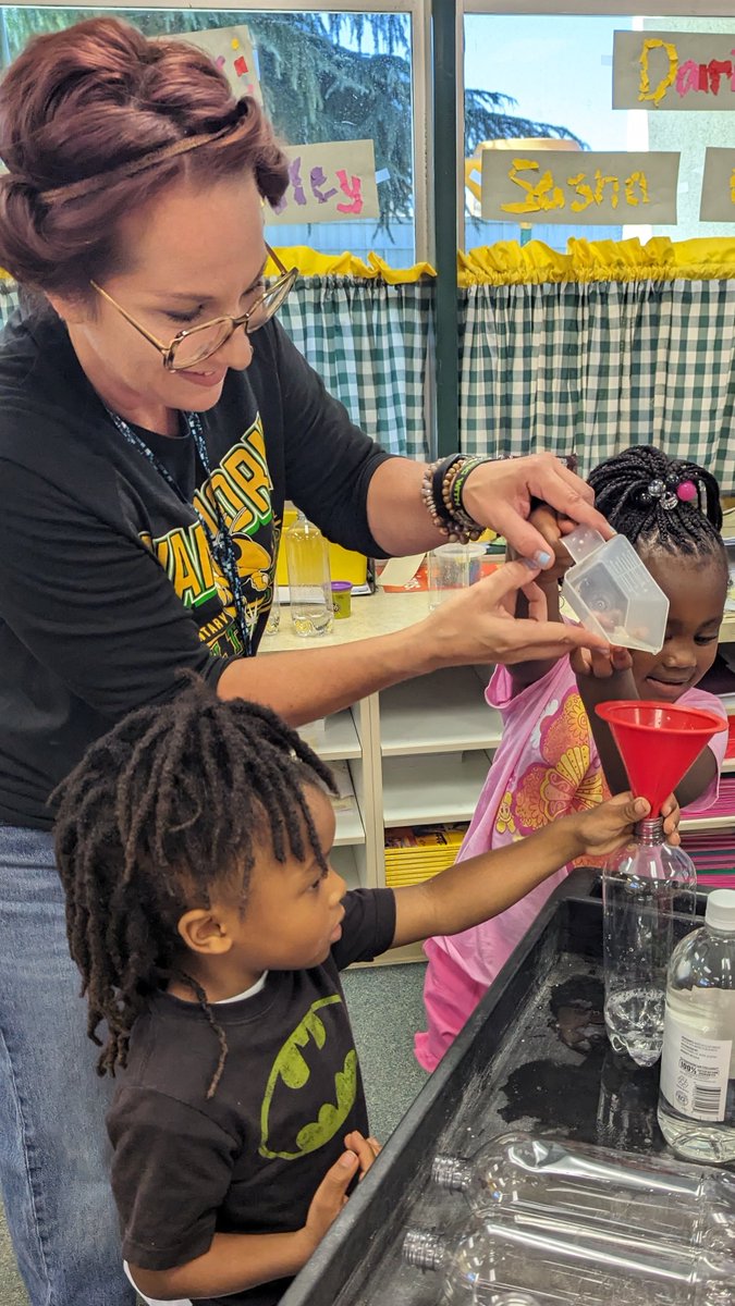 The NEST goes mobile and pushes into kindergarten. We explored the magic of science (chemical reactions) and discovered some scientific tools. #STEM #stemed #science #scienceinkindergarten #kinderscience #wearepbv #innovation #stemcart