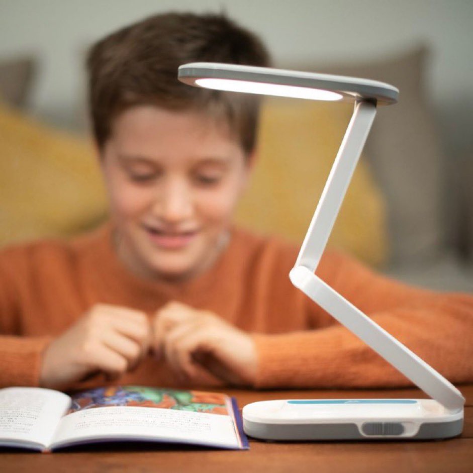 🇫🇷 C’est une innovation mondiale ! La start-up française 'Lili for Life' a conçu une lampe qui permet de corriger la dyslexie grâce à l'émission de flashs lumineux imperceptibles à l'oeil nu qui vont permettre de séquencer le message envoyé au cerveau lors de la lecture !🧠(Actu)