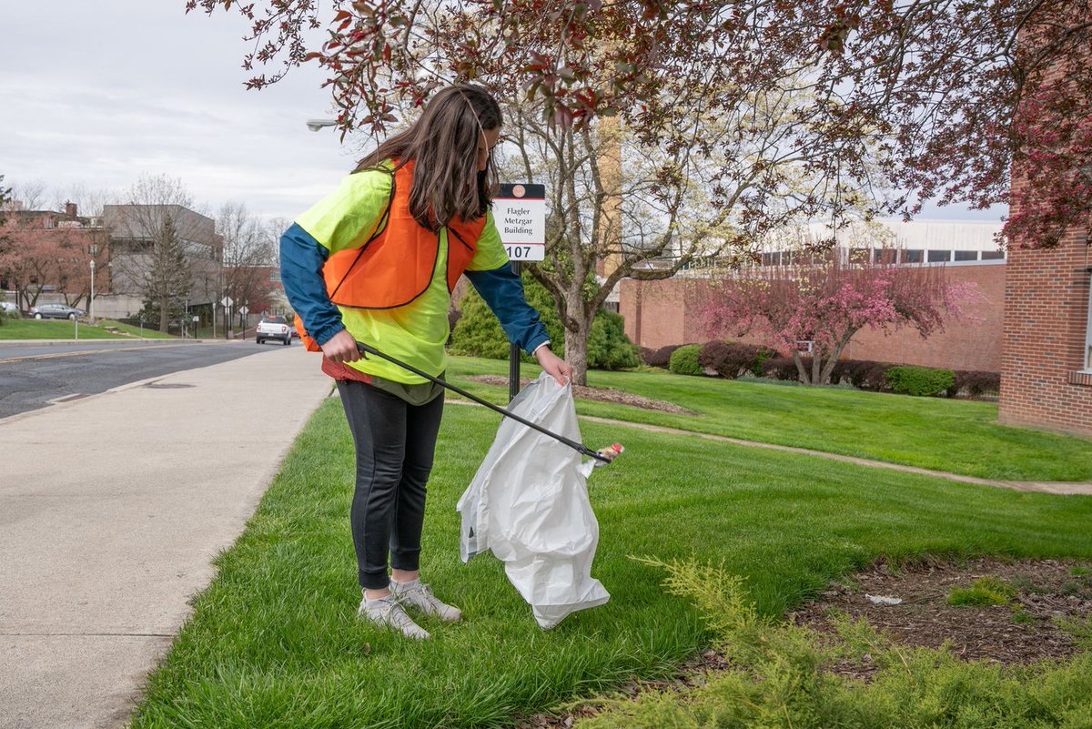 PoconoTourism's tweet photo. Did you know? ♻️ The Pick Up The Poconos initiative has cleaned up over 33,705 bags of trash from our roadways, parks, streams, and trails. 

🗓 Saturday, September 23 
⏰ 9:30 am to 12:30 pm  
Register here 👉 https://t.co/DAvzh4LoaF

#PoconoMtns #PoconoProud #PickUpThePoconos https://t.co/DszNPQ3v1c