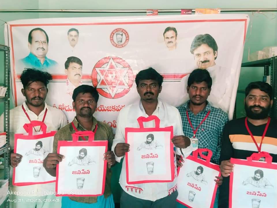 akepogu_babu's tweet image. జనసేన పార్టీ క్రియాశీలక సభ్యత్వాలు తీసుకున్న సభ్యులకు కర్నూలు మండలం , గూడూరు మండలాల జనసైనికులకు సభ్యత్వం కిట్లు ఇవ్వడం జరిగింది.
@PawanKalyan @mnadendla 
@JanaSenaParty @JSPShatagniTeam 
 #JSPMemberShipPhase3