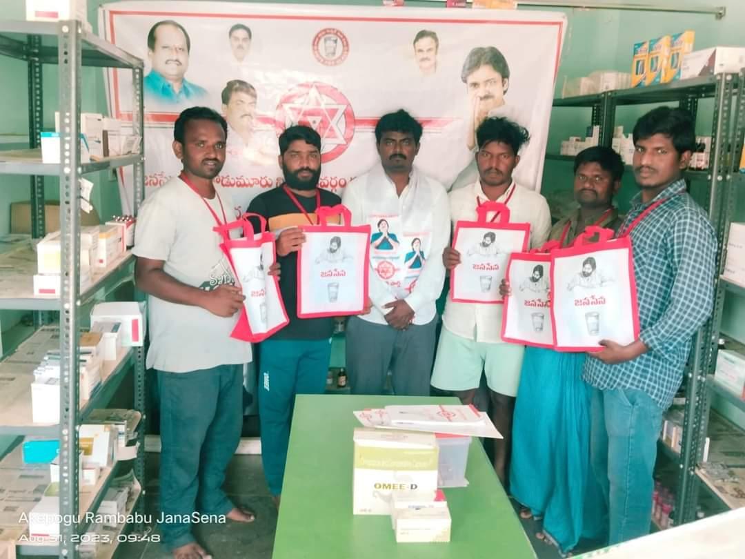 akepogu_babu's tweet image. జనసేన పార్టీ క్రియాశీలక సభ్యత్వాలు తీసుకున్న సభ్యులకు కర్నూలు మండలం , గూడూరు మండలాల జనసైనికులకు సభ్యత్వం కిట్లు ఇవ్వడం జరిగింది.
@PawanKalyan @mnadendla 
@JanaSenaParty @JSPShatagniTeam 
 #JSPMemberShipPhase3