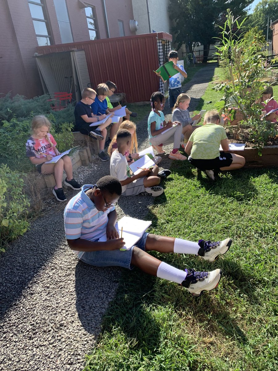 In the garden observing the life cycle of a plant! ⁦<a href="/McFadden_School/">McFadden School of Excellence</a>⁩ ⁦<a href="/RCElemSci_SS/">Vickie Stem, M. Ed</a>⁩ ⁦@dacia92⁩ ⁦<a href="/teamgillespie1/">Mary Elizabeth Gillespie</a>⁩