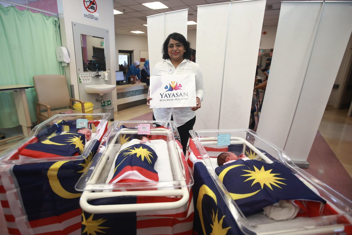 OfficialYkam's tweet photo. Sempena Hari Kemerdekaan yang ke 66, Yayasan Kita Anak Malaysia telah menyantuni bayi-bayi Merdeka yang lahir pada hari Merdeka di Hospital Shah Alam. Terima kasih diucapkan kepada pihak Hospital Shah Alam &amp; Jabatan Penerangan Negeri Selangor.
#KitaAnakMalaysia 
#MalaysiaMadani https://t.co/Da1m5pLpAc