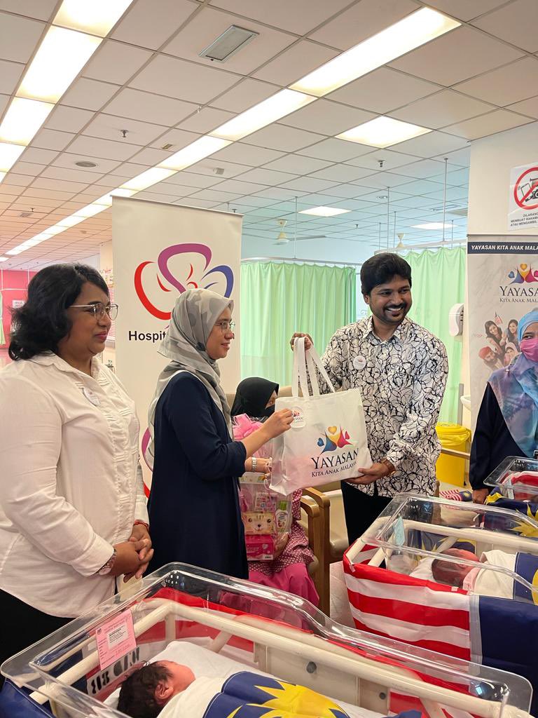 OfficialYkam's tweet photo. Sempena Hari Kemerdekaan yang ke 66, Yayasan Kita Anak Malaysia telah menyantuni bayi-bayi Merdeka yang lahir pada hari Merdeka di Hospital Shah Alam. Terima kasih diucapkan kepada pihak Hospital Shah Alam &amp; Jabatan Penerangan Negeri Selangor.
#KitaAnakMalaysia 
#MalaysiaMadani https://t.co/Da1m5pLpAc