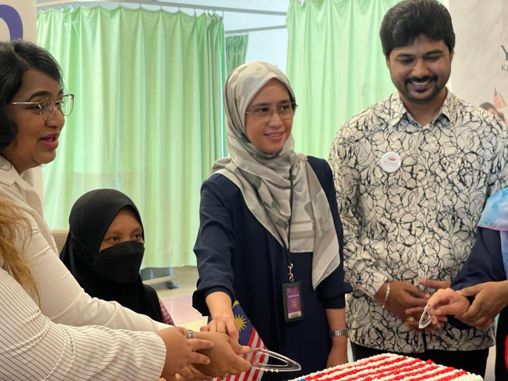 OfficialYkam's tweet photo. Sempena Hari Kemerdekaan yang ke 66, Yayasan Kita Anak Malaysia telah menyantuni bayi-bayi Merdeka yang lahir pada hari Merdeka di Hospital Shah Alam. Terima kasih diucapkan kepada pihak Hospital Shah Alam &amp; Jabatan Penerangan Negeri Selangor.
#KitaAnakMalaysia 
#MalaysiaMadani https://t.co/Da1m5pLpAc